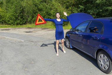 Acil dur işareti olan bir kadın yolda oy kullandı.