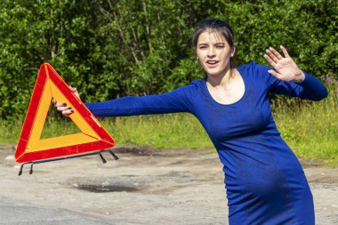 Acil dur işareti olan bir kadın yolda oy kullandı.