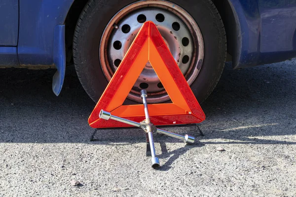 Cambiare il pneumatico danneggiato auto su strada. Concetto assicurazione auto — Foto Stock