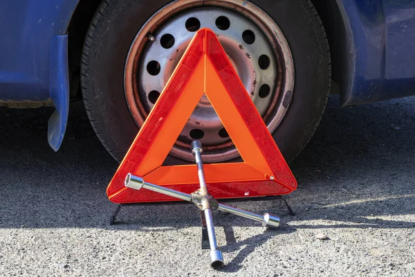 Cambiare il pneumatico danneggiato auto su strada. Concetto assicurazione auto — Foto Stock
