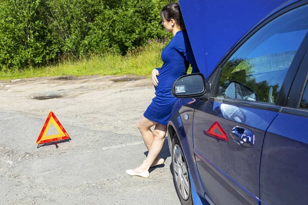 Donna con segnale di stop d'emergenza che vota per strada. Concetto assicurazione auto — Foto Stock