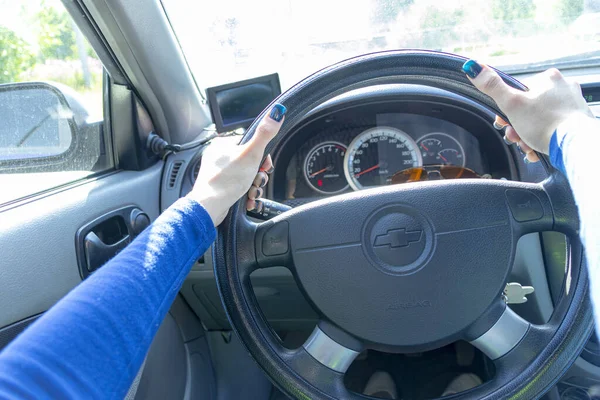 Primo piano del volante per tenere la mano della donna — Foto Stock