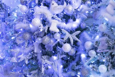 Noel ağacını hediyelerle kapat. Mavi tonlama. Arkaplan ve doku