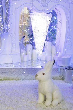 Noel ağacı arka planında bir tavşan. Noel süsleri. Yeni yıl. Noel ağacının altında tatil hediyeleri.