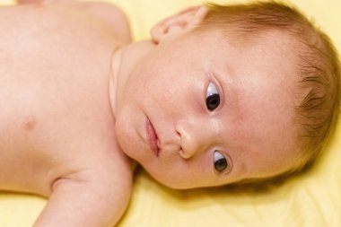 gülümseyen yeni doğan bebek portresi