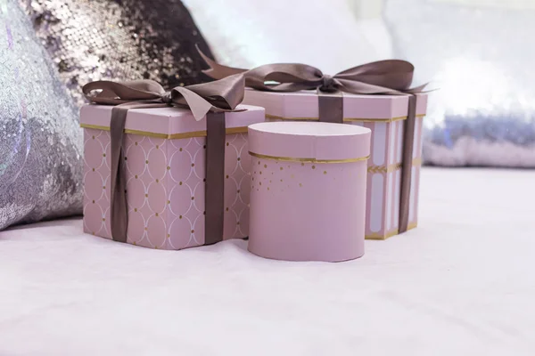 白桌上的礼品盒。 节日礼物盒色彩艳丽，有彩带蝴蝶结 — 图库照片