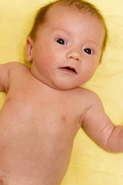 Portret uśmiechający się noworodek noworodka — Zdjęcie stockowe