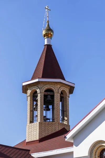 De koepel van de christelijke kerk tegen de blauwe hemel — Stockfoto