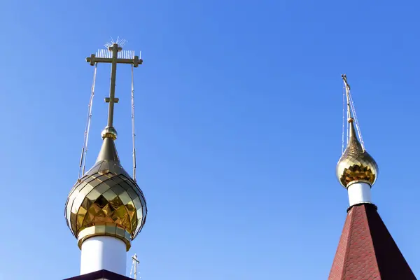 Keresztény templom kupolái a kék ég ellen — Stock Fotó