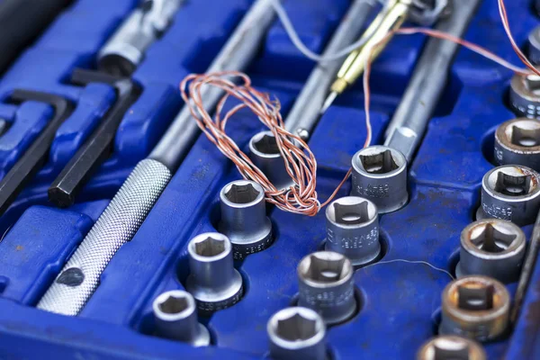Инструменты для ремонта автомобилей в чемодане — стоковое фото