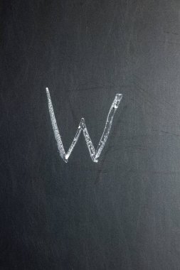 Tebeşir tahtasında W harfi