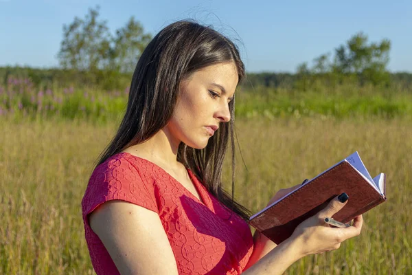 Chica caucásica con un cuaderno sobre la naturaleza — Foto de Stock