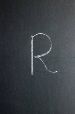 Tebeşir tahtasında R harfi