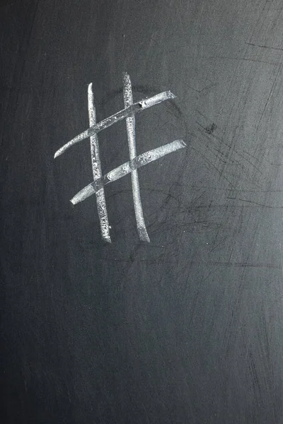 Un signo de diez, hashtag pintado en una pizarra —  Fotos de Stock