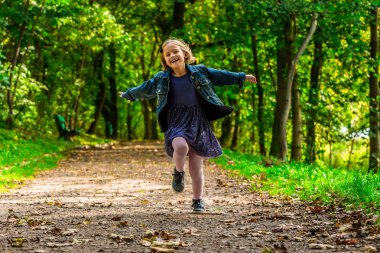 mutlu çalışan çocuk