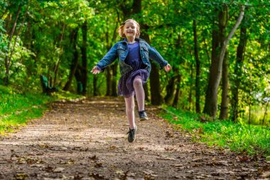 mutlu çalışan çocuk