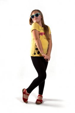 Kız beyaz bir arka plan üzerinde güneş gözlüğü