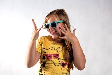 Kız beyaz bir arka plan üzerinde güneş gözlüğü