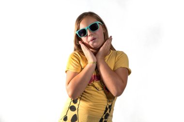 Kız beyaz bir arka plan üzerinde güneş gözlüğü