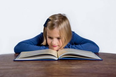 Beyaz bir arka plan üzerine bir kitap ile küçük kız