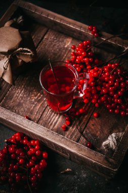 Kızılcık yapılan sıcak çay. Ev yapımı reçel koyu arka plan üzerinde bir cam kavanoza. Noel içki kış