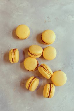 çikolata, tuzlu karamel ve tarçın ile macaroons