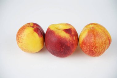 Beyaz izole şeftali. Tam alan derinliği.