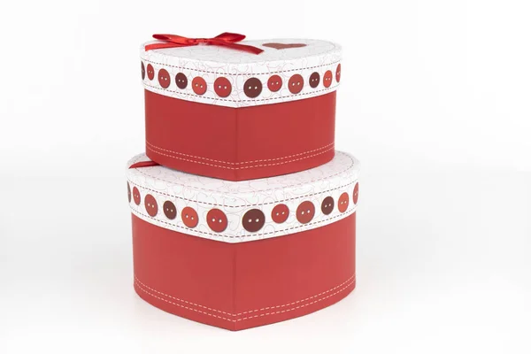 흰색 테이블에 선물 상자입니다. 다채로운 선물 상자. — 스톡 사진