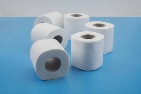 Tuvalet kağıdı mavi backgraund — Stok fotoğraf