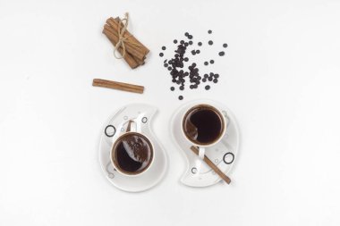 Kahve fincanı ve fasulye eski mutfak masasında. Metniniz için metin alanı olan üst görünüm