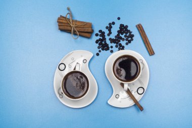 Kahve fincanı ve fasulye eski mutfak masasında. Metniniz için metin alanı olan üst görünüm