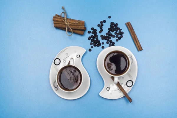 Kahve fincanı ve fasulye eski mutfak masasında. Metniniz için metin alanı olan üst görünüm