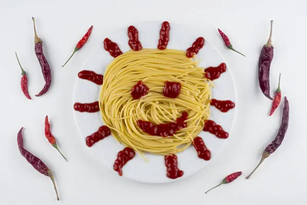 Pasta Fettuccine Bolognese med tomatsås i vit skål. Platt låg. Ovanifrån — Stockfoto