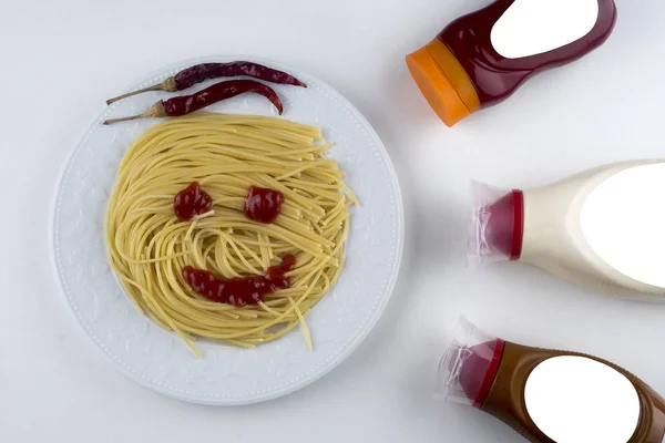 Pasta Fettuccine Bolognese med tomatsås i vit skål. Platt låg. Ovanifrån — Stockfoto