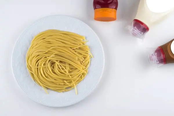 Pasta Fettuccine Bolognese met tomatensaus in witte kom. Flat lag. Bovenaanzicht — Stockfoto