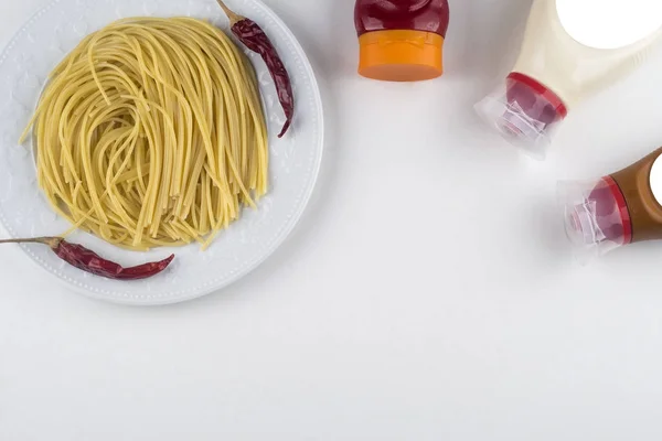 意大利宽面肉酱面白碗番茄汁。平躺。顶视图 — 图库照片
