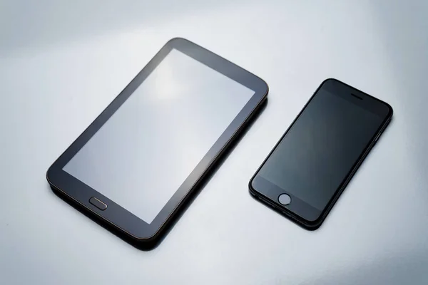 O fundo branco no tablet e Smartphone . — Fotografia de Stock