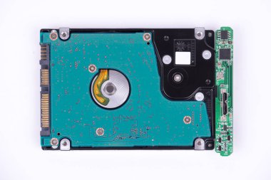 Sabit disk sürücüsü beyaz arkaplanda izole edildi.