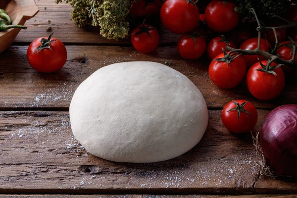 Çiğ hamur pizza ahşap arka plan üzerinde