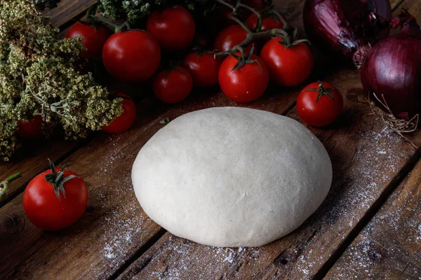 Çiğ hamur pizza ahşap arka plan üzerinde