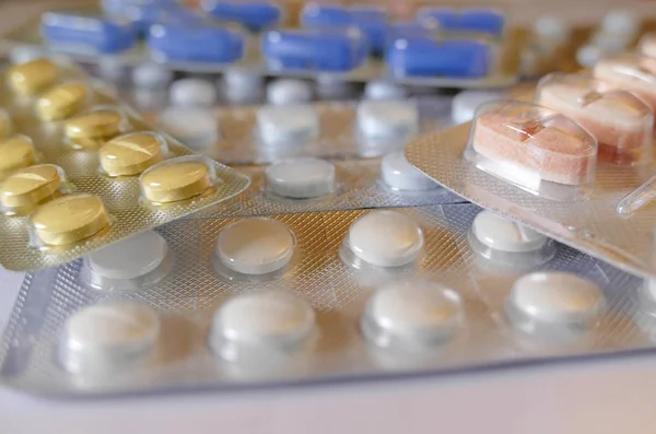 Comprimidos coloridos con cápsulas — Foto de Stock