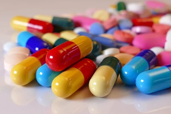 Färgglada tabletter och kapslar — Stockfoto