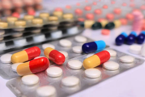 Färgglada tabletter och kapslar — Stockfoto