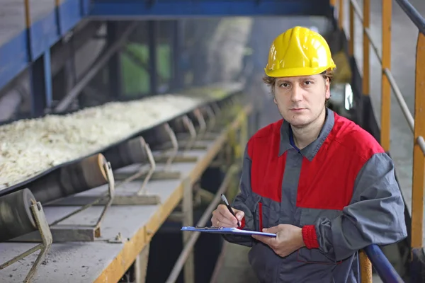 Werknemer schrijven op Klembord in fabriek — Stockfoto