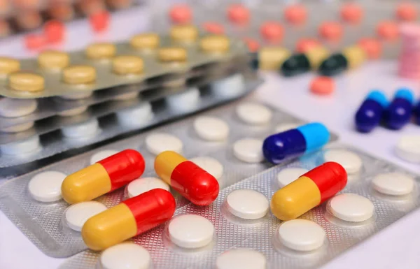 Comprimidos y cápsulas coloridas — Foto de Stock
