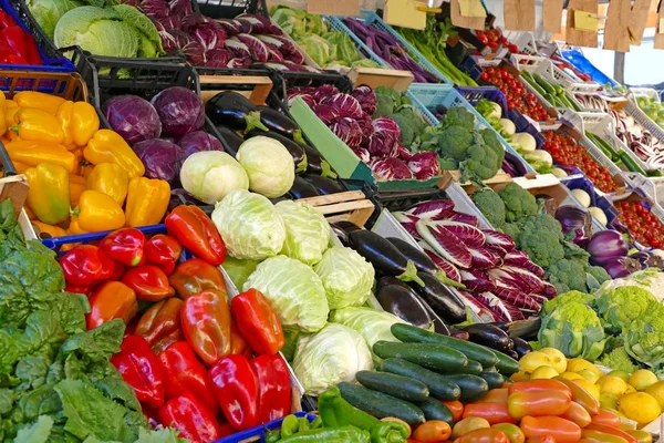 Buntes Gemüse auf dem Marktplatz — Stockfoto