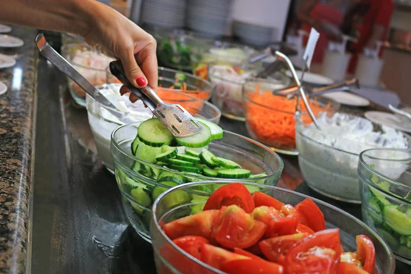 Saladas frescas em restaurante — Fotografia de Stock