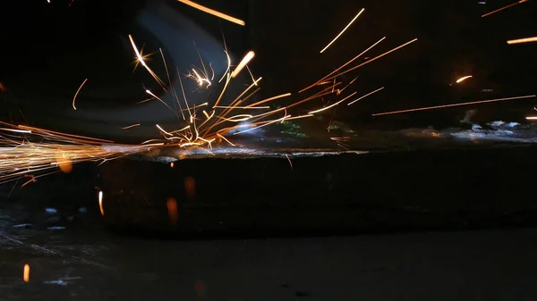Arbeiter schleift eine Metallkonstruktion — Stockfoto