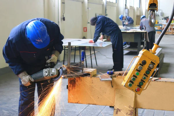 Trabajador moliendo una pieza de metal —  Fotos de Stock
