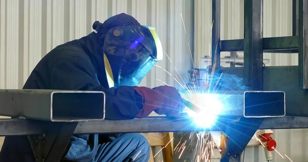 Soldadura del trabajador del acero — Foto de Stock